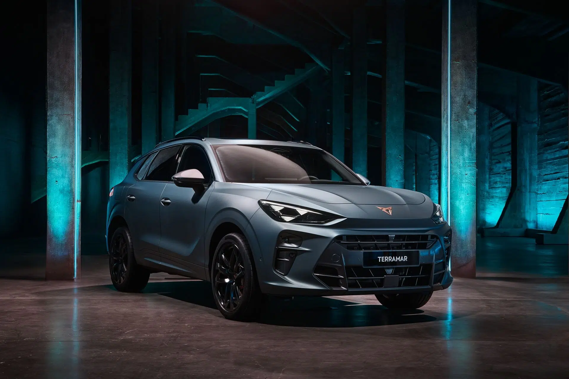 CUPRA Terramar 2025 SUV hybride rechargeable vu de profil avec design sportif et affirmé