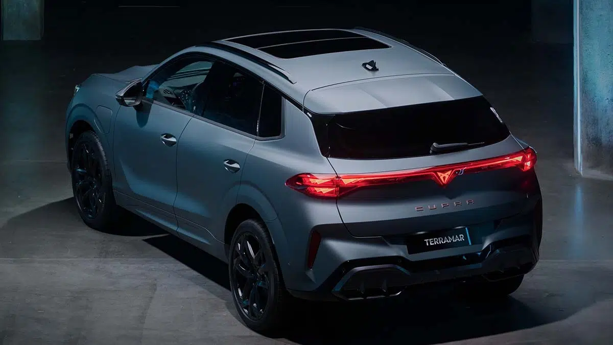 Vue arrière du CUPRA Terramar 2025 avec diffuseur sport et feux LED connectés