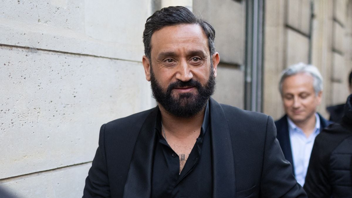 Cyril Hanouna absent d'Europe 1, il fait une annonce en direct de l'avion : "On ne sait jamais"