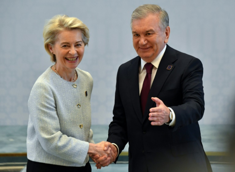 Le président ouzbek Chavkat Mirzioïev (à droite) salue la présidente de la Commission européenne Ursula von der Leyen lors d'un sommet UE-Asie centrale à Samarcande (Ouzbékistan), le 4 avril 2025 ( AFP / VYACHESLAV OSELEDKO )