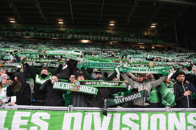 Ça chambre toujours entre les Verts et l’OL, le derby se poursuit sur le panneau d’une commune près de Lyon