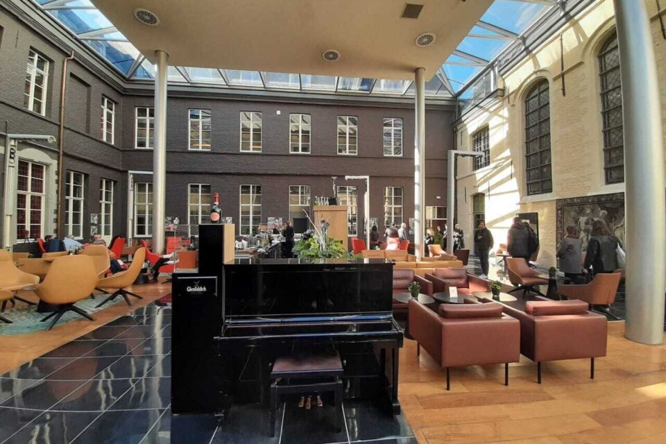 Le hall, accessible au grand public.