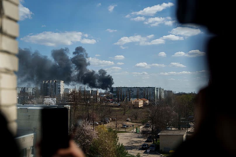 De la fumée s'élève d'un bâtiment après l'explosion d'un drone russe à Soumy, en Ukraine, le lundi 14 avril 2025