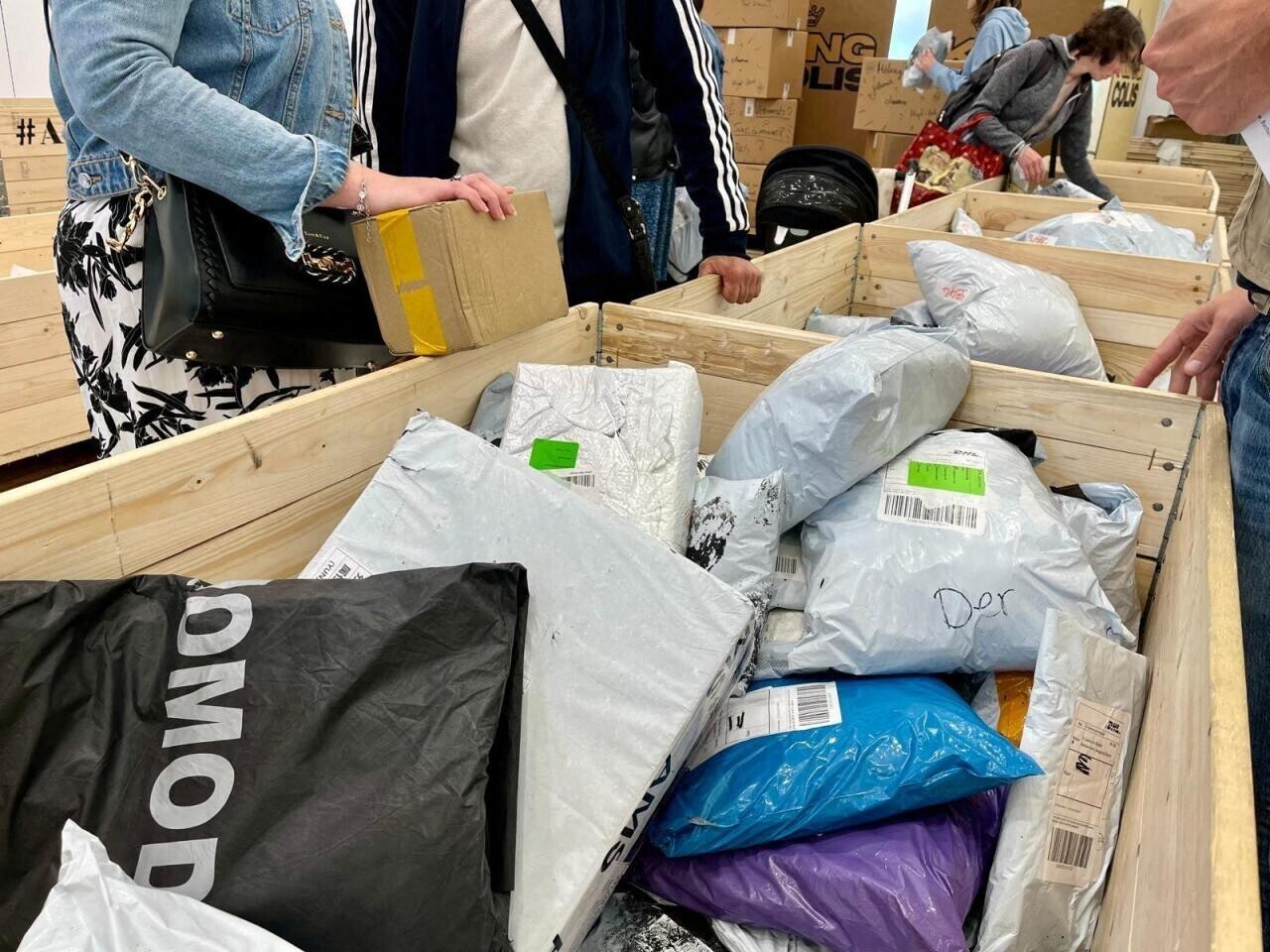 jusqu'à 2 tonnes de colis mystères à saisir dans cette galerie commerciale