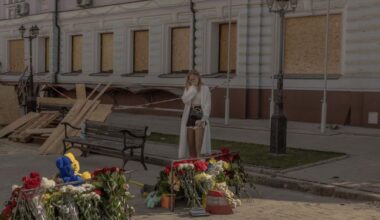 Après le choc de Soumy, la Russie se justifie, frappe à nouveau et menace