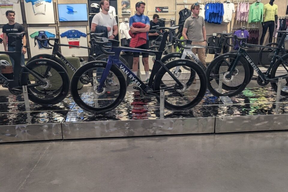 Vélos Van Rysel sur le présentoire qui rappelle le bassin de la piscine de Roubaix