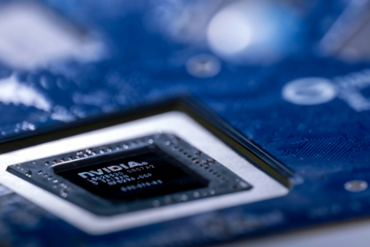Une carte graphique (GPU) de l'Américain Nvidia, le 23 février 2024 à Paris ( AFP / JOEL SAGET )