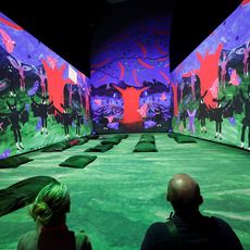 Des visiteurs admirent une installation artistique lors de l'exposition David Hockney à la Fondation Louis Vuitton.
