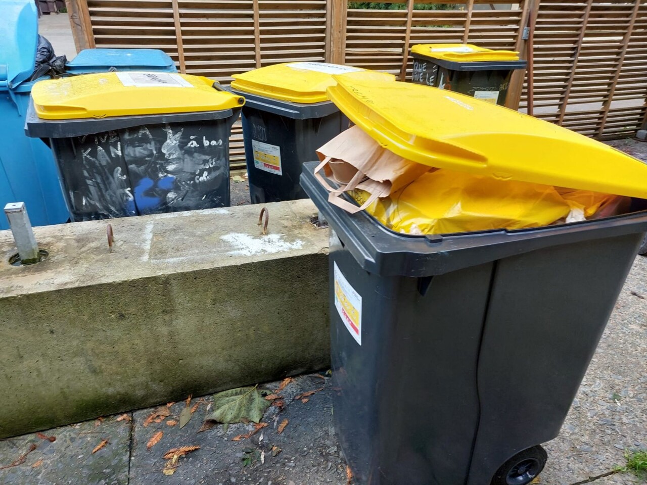 les déchèteries ferment, la collecte des déchets est décalée