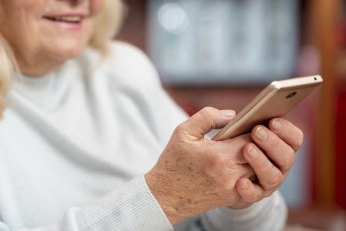déclin cognitif alzheimer personnes agées utilisation smartphone Ma Santé Une personne âgée qui utilise son smartphone pour freiner leur déclin cognitif.