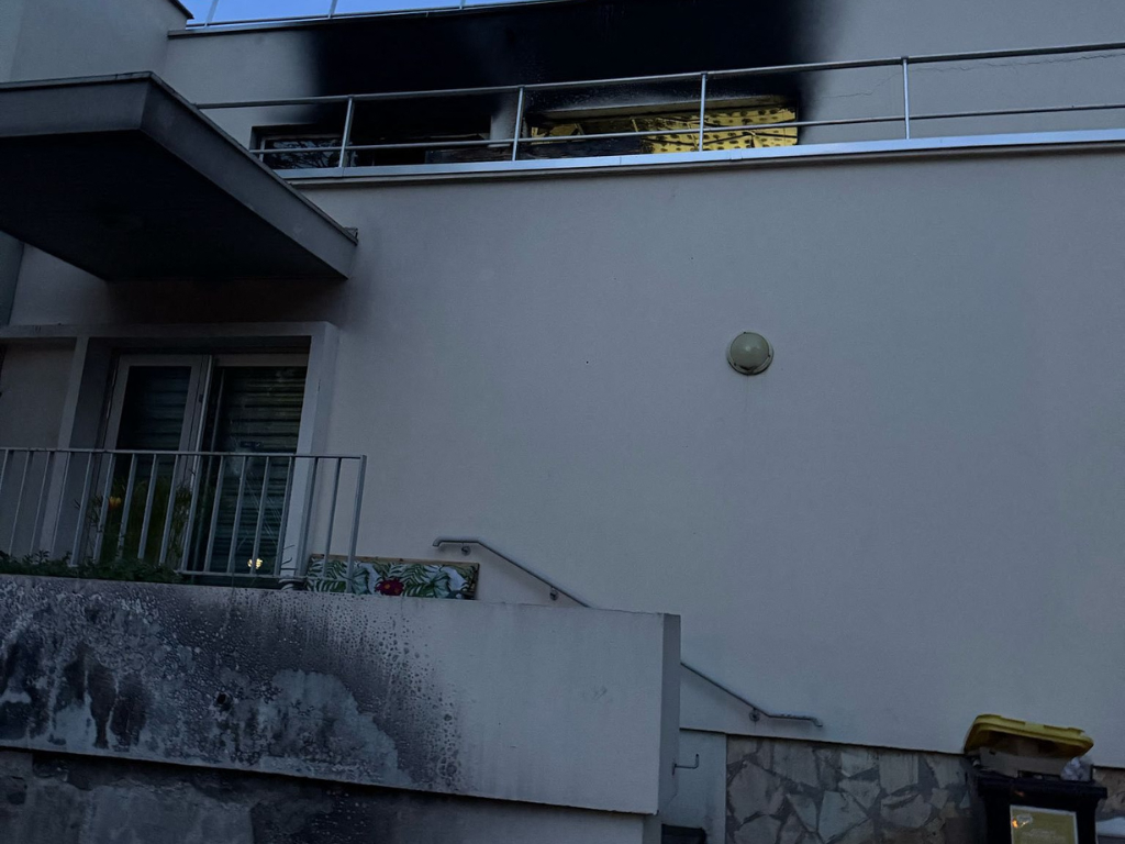 À Saint-Denis, un bâtiment municipal touché par un violent incendie, la mairie parle d'un "acte criminel"