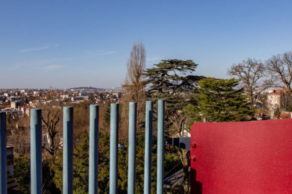 La propriété offre une vue imprenable sur Boulogne-Billancourt, Issy-les-Moulineaux et Paris.