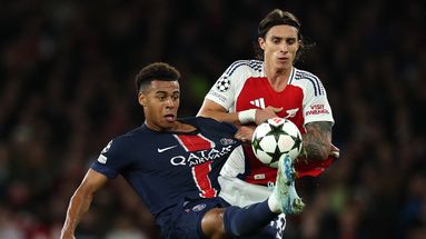 Désiré Doué au duel avec Riccardo Calafiori sur la pelouse de l'Emirates Stadium, le 29 avril 2025.