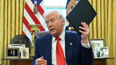 Le président américain Donald Trump dans le Bureau ovale, le 9 avril 2025.