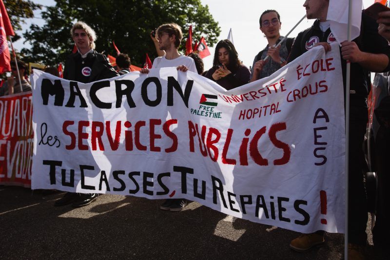manifestation 1er mai travail carnaval festif cortege