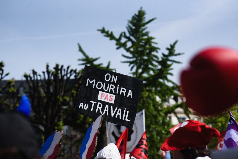 manifestation 1er mai travail carnaval festif cortege
