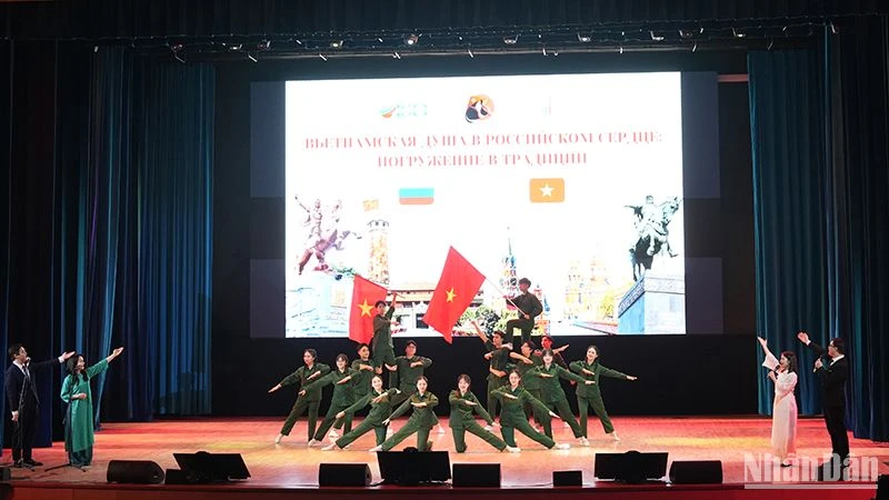 Le spectacle « Notre armée – Armée héroïque » a été présenté par des étudiants vietnamiens.