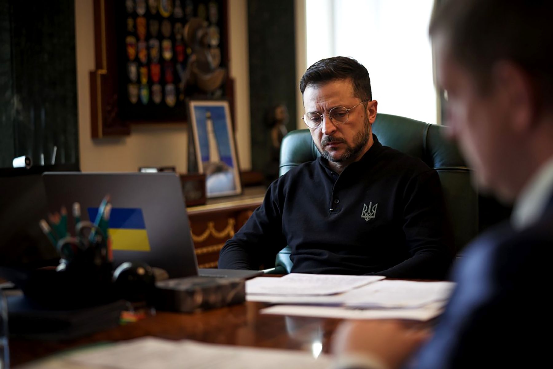 Photo diffusée par le service de presse présidentiel ukrainien, le 21 avril 2025, du président ukrainien Volodymyr Zelensky attendant un appel téléphonique avec le Premier ministre britannique Keir Starmer, dans son bureau à Kiev