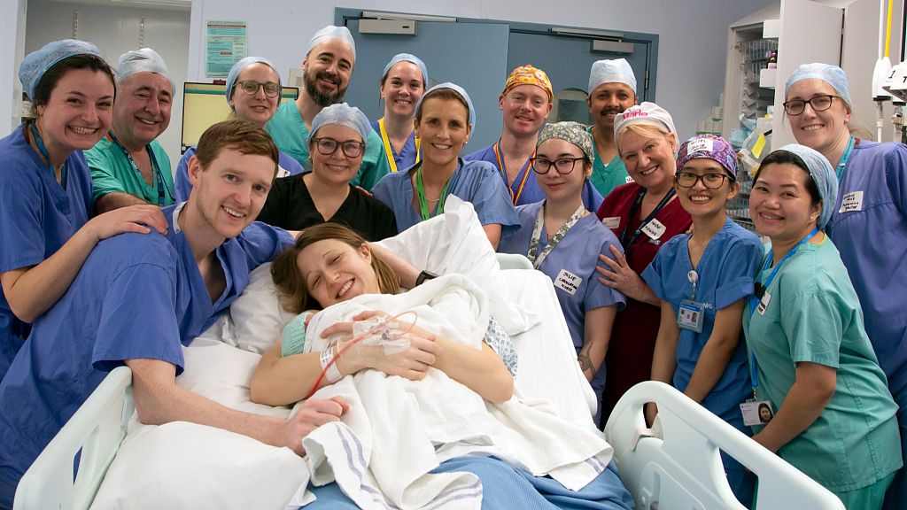 Une femme née sans utérus viable accouche après la première transplantation d'utérus au Royaume-Uni