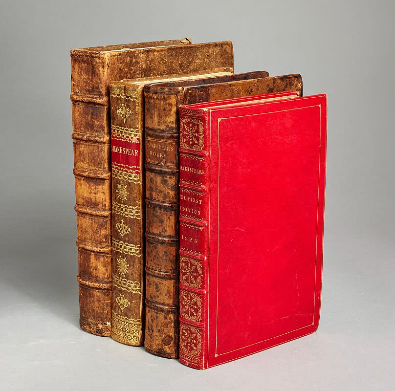 Quatre folios appartenant à William Shakespeare, publiés il y a plus de 300 ans, seront mis en vente chez Sotheby's à Londres le 23 mai.