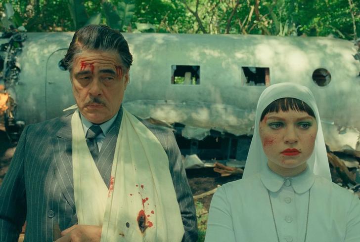 Benicio Del Toro et Mia Threapleton dans « The Phoenician Scheme » 
