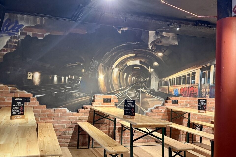 La salle du sous-sol, très spacieuse, permet de travailler la journée grâce aux prises et wifi. Le soir, place à la fête avec les nombreux événements organisés.