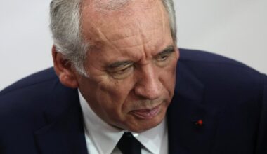 Face à la hausse du coût de la fonction publique, François Bayrou tape du poing sur la table