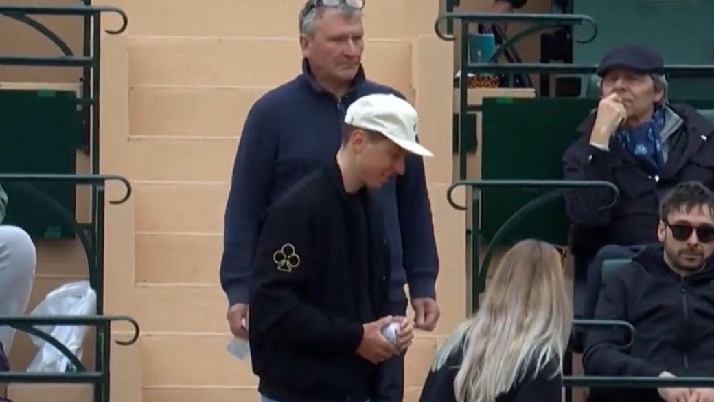 «Asseyez-vous !», Tadej Pogacar sifflé et réprimandé par l’arbitre dans les tribunes du tournoi de Monte-Carlo