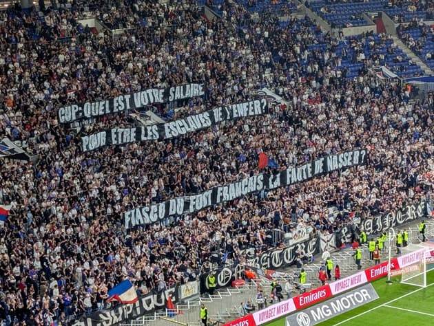 "Esclaves de l'enfer", la réponse des supporteurs lyonnais aux banderoles des Parisiens sur Nasser Al-Khelaïfi