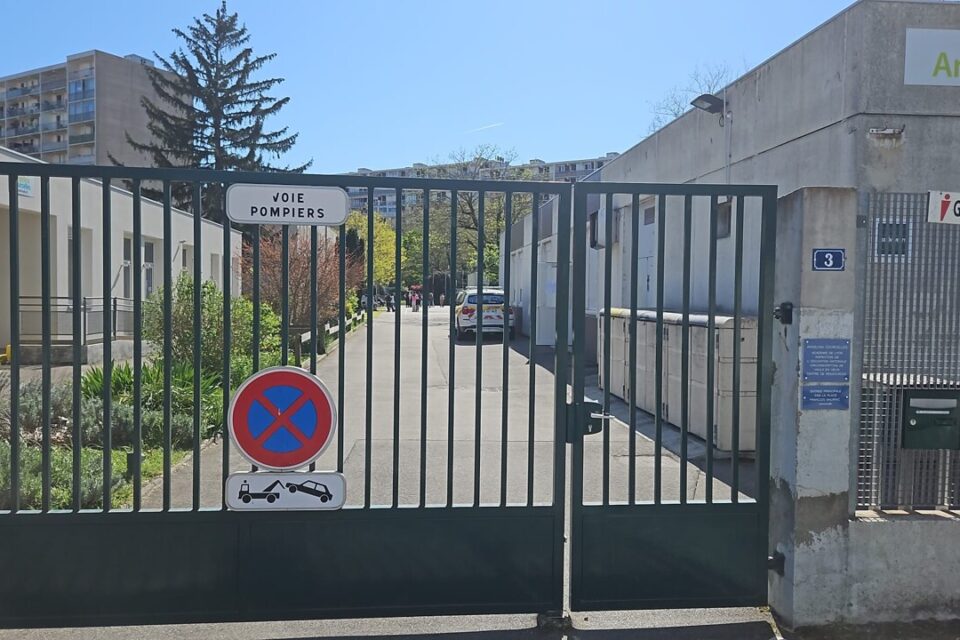 L'école primaire Angélina Courcelles de Vaulx-en-Velin a été confinée d'urgence après des tirs qui ont touché mortellement un homme.