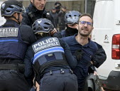 Édouard Hoffmann, candidat à l’élection municipale derrière l’étiquette "Saccage Lyon", évacué par des policiers municipaux après avoir apostrophé la première adjointe.  Photo Maxime Jegat