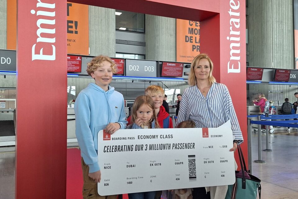 Delphine et ses enfants ont reçu les incroyables cadeaux en grande pompe en plein terminal 2 à l'aéroport.