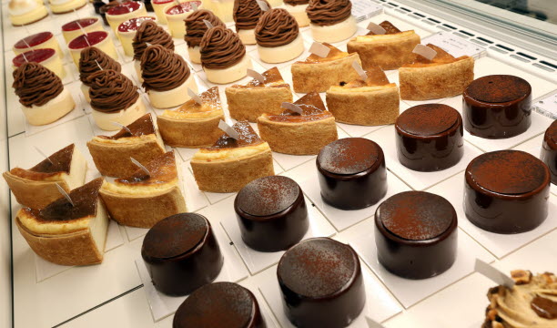 Épuré, le comptoir met en valeur les entremets proposés.   Photo Laurent Réa