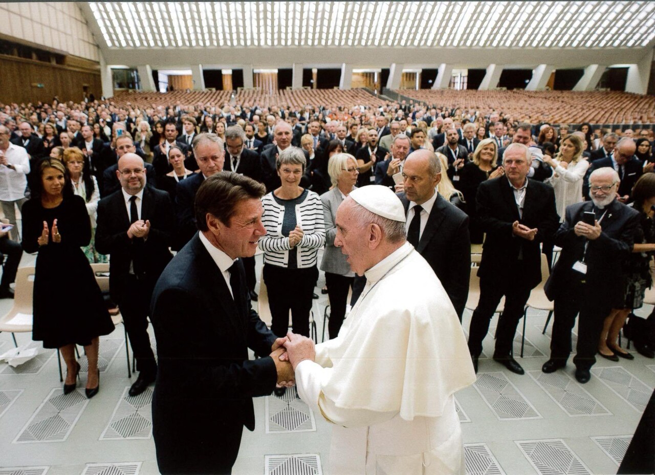Christian Estrosi prend une mesure pour lui rendre hommage
