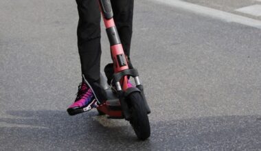 un homme en fuite grièvement blessé après avoir chuté de sa trottinette