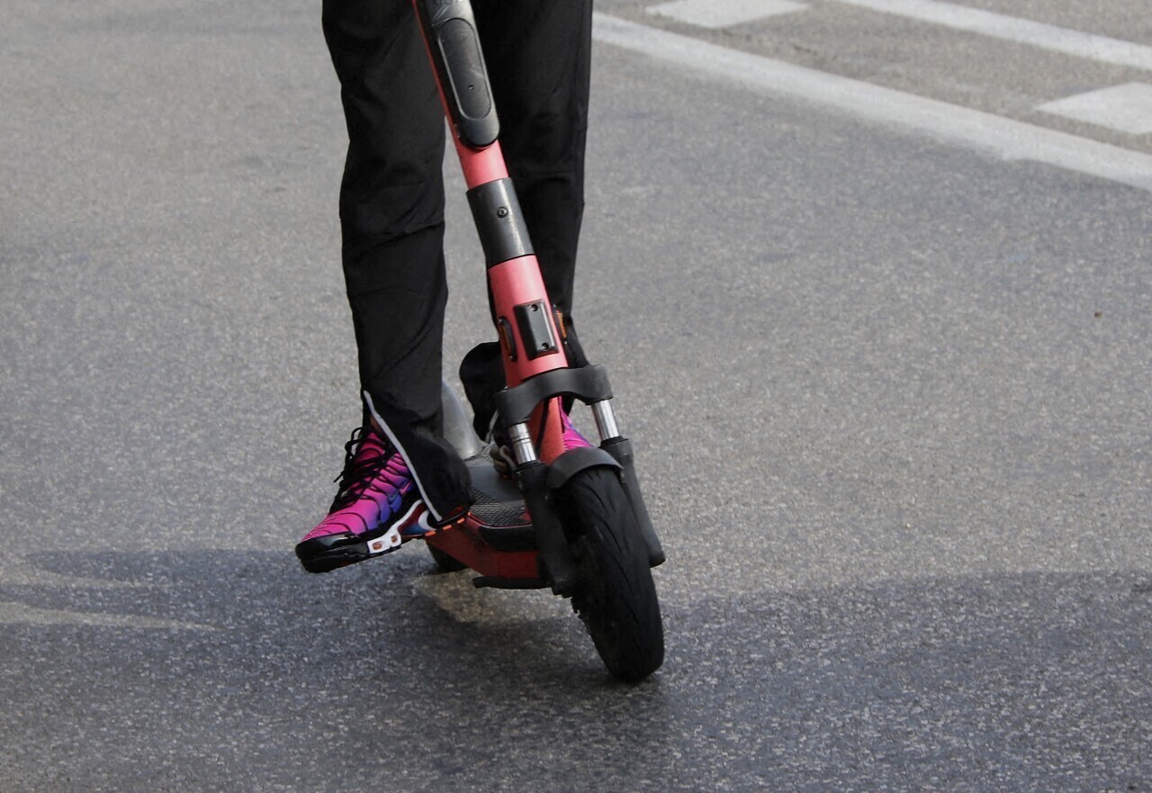 un homme en fuite grièvement blessé après avoir chuté de sa trottinette