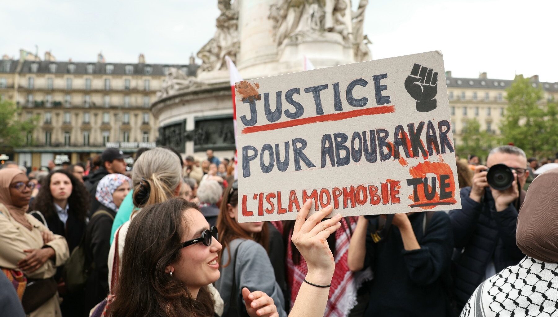 rassemblement de plusieurs centaines de personnes à Paris