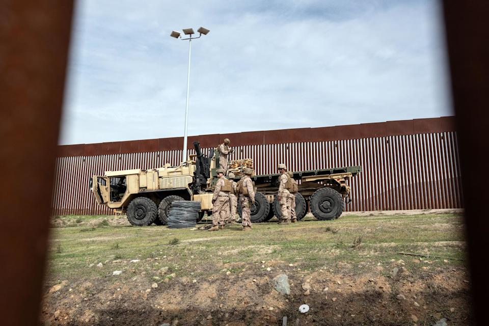 Des membres des Marines américains, ici travaillant au renforcement du mur frontalier à El Nido de las Aguilas, dans l’État de Basse-Californie au Mexique, le 5 mars 2025.
