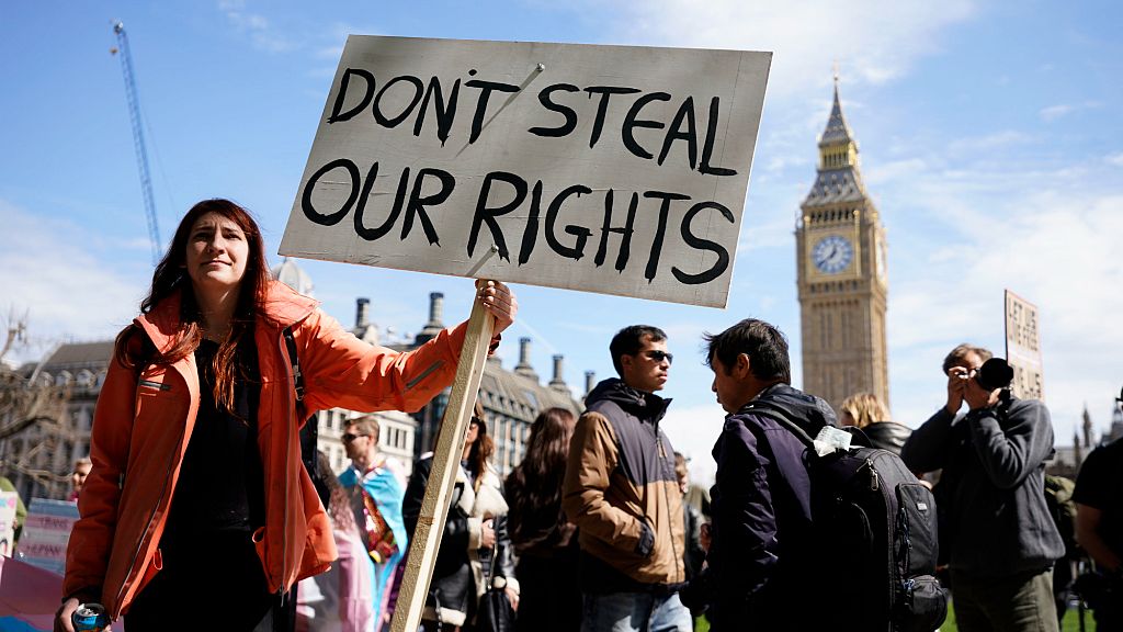 des milliers de Britanniques vent debout contre la définition d’une femme donnée par la Cour suprême