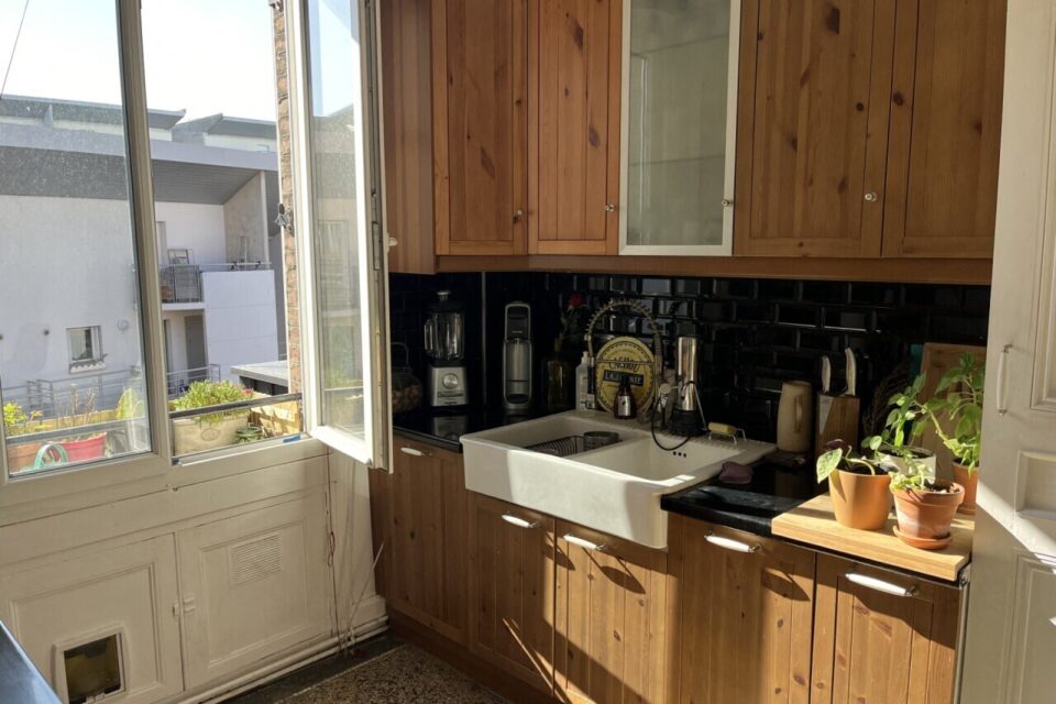 Les surfaces de préparation pour la cuisine sont trop restreintes selon la home-organizer de Zoé sans bazar, au Havre.