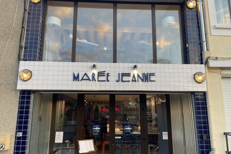 La Marée Jeanne se situe juste en face de la Seine