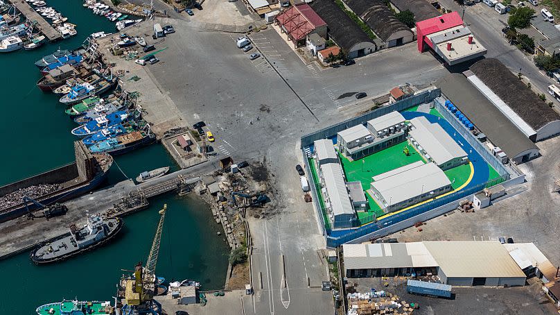 Un centre de migrants, à droite, vu depuis un drone dans le port de Shengjin, au nord-ouest de l'Albanie, le jeudi 25 juillet 2024.