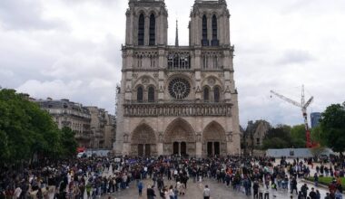 "Il représentait la paix": à Notre-Dame de Paris, croyants et touristes choqués et attristés part la mort du pape