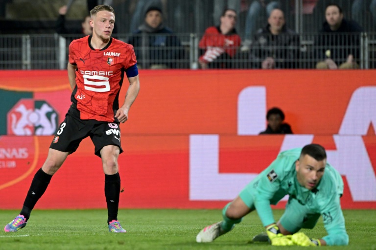 Le capitaine Adrien Truffert vient de battre Anthony Lopes pour l