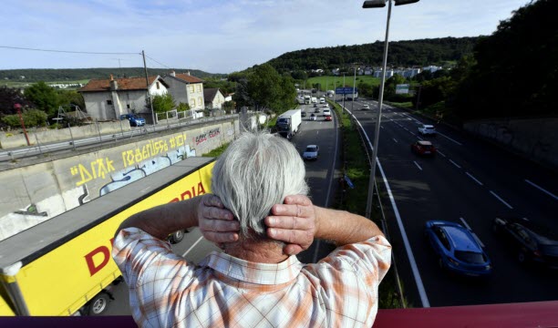 Face au trafic des camions et des voitures, sur l'autoroute A31 à hauteur du pont de Champigneulles, associations et élus militent depuis des années pour l'installation d'un mur anti-bruit. Photo Alexandre Marchi