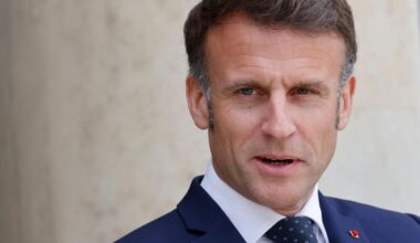 Paris annonce l’expulsion de 12 agents algériens et rappelle son ambassadeur