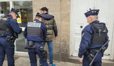 la note visant à examiner la situation des étrangers en situation régulière gardés à vue attaquée en justice
