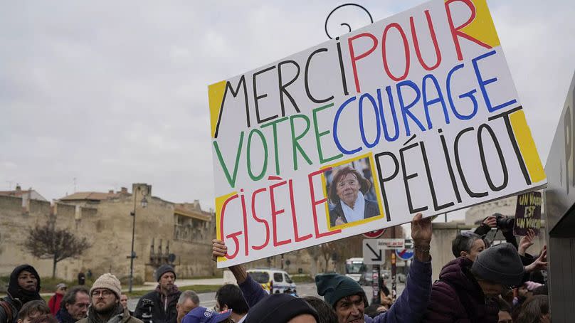 Un homme salue le courage de Gisele Pelicot devant le palais de justice d'Avignon. 