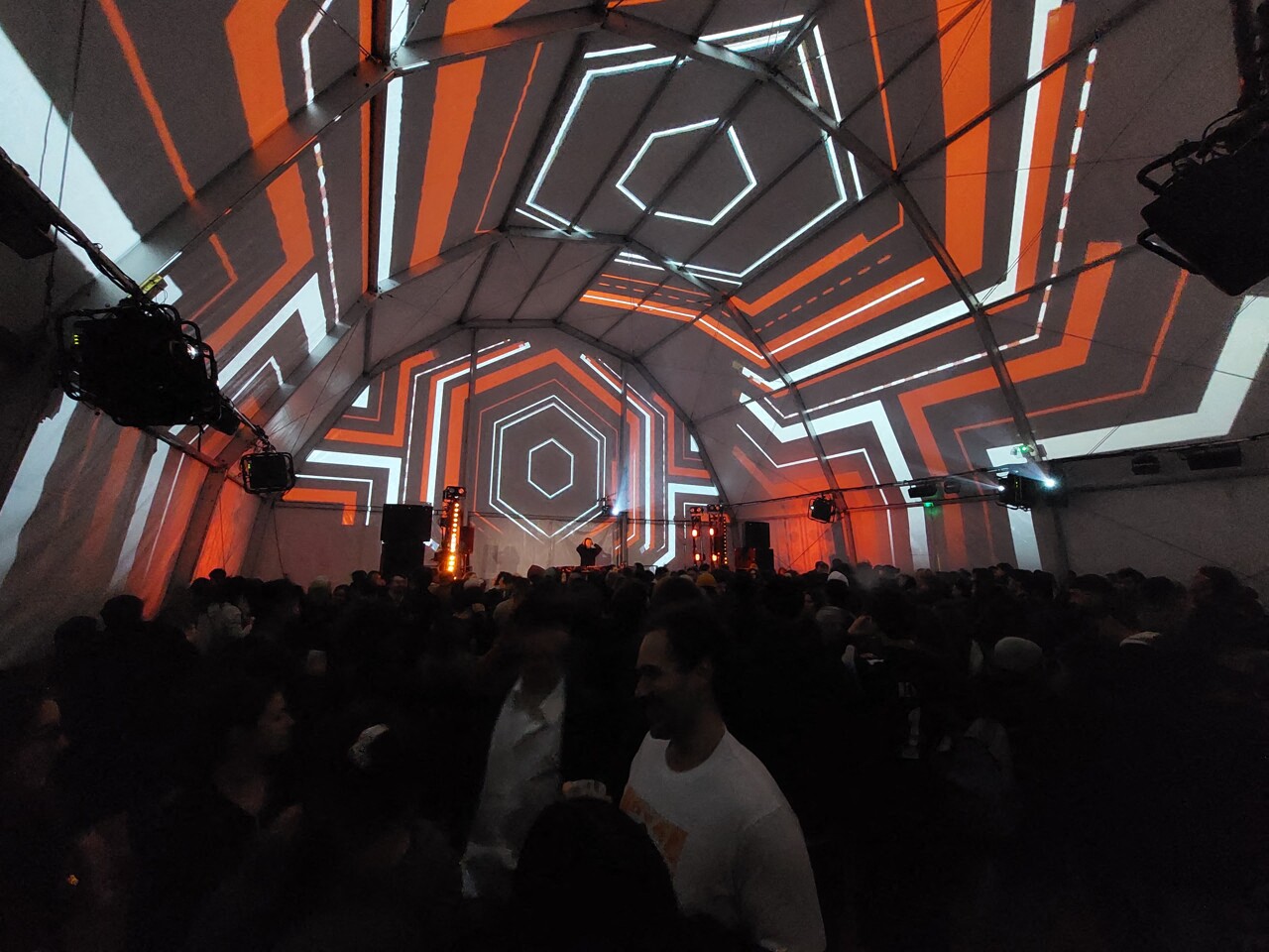 VIDÉO. Au festival Mythos à Rennes, le plancher de cette scène s'affaisse sous la ferveur du public