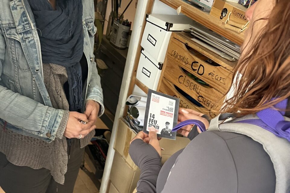 Les parents d'Axel distribuent des flyers avec un QR code qui renvoie vers une pétition. Elle comptabilise 13 400 signatures à ce jour.